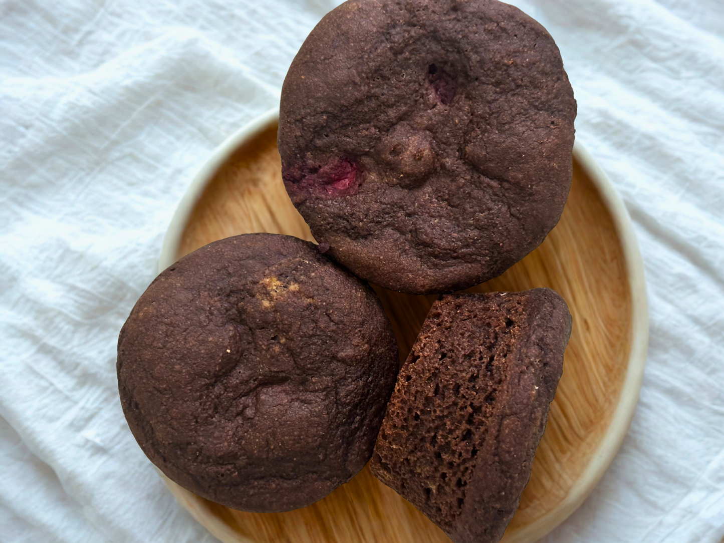 Brioșe cu carob și vișină